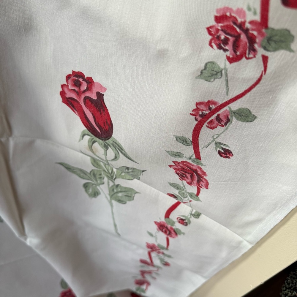1960s Rose & Coquette Bow Cotton Tablecloth - Picture 8 of 11